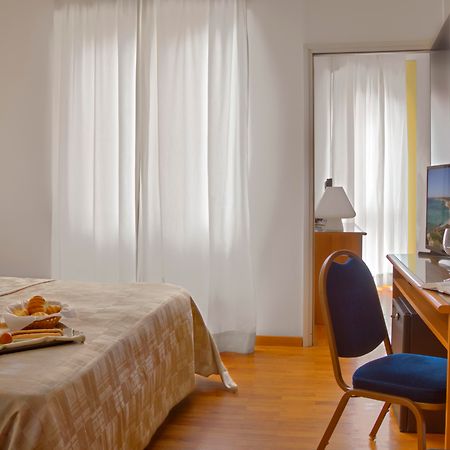Mistral2 Hotel Οριστάνο Εξωτερικό φωτογραφία